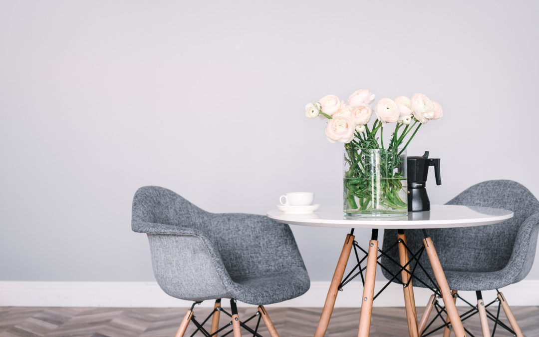 Chaises-de-bureau-design-autour-d-une-table-avec-des-roses-blanches