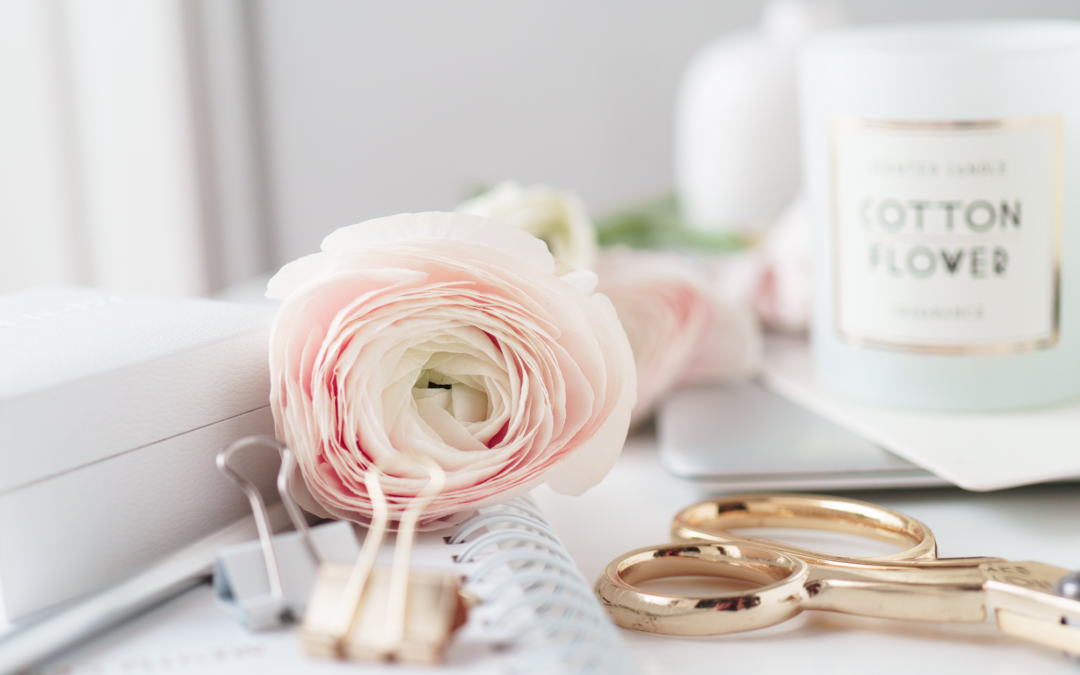 roses blanches sur un bureau
